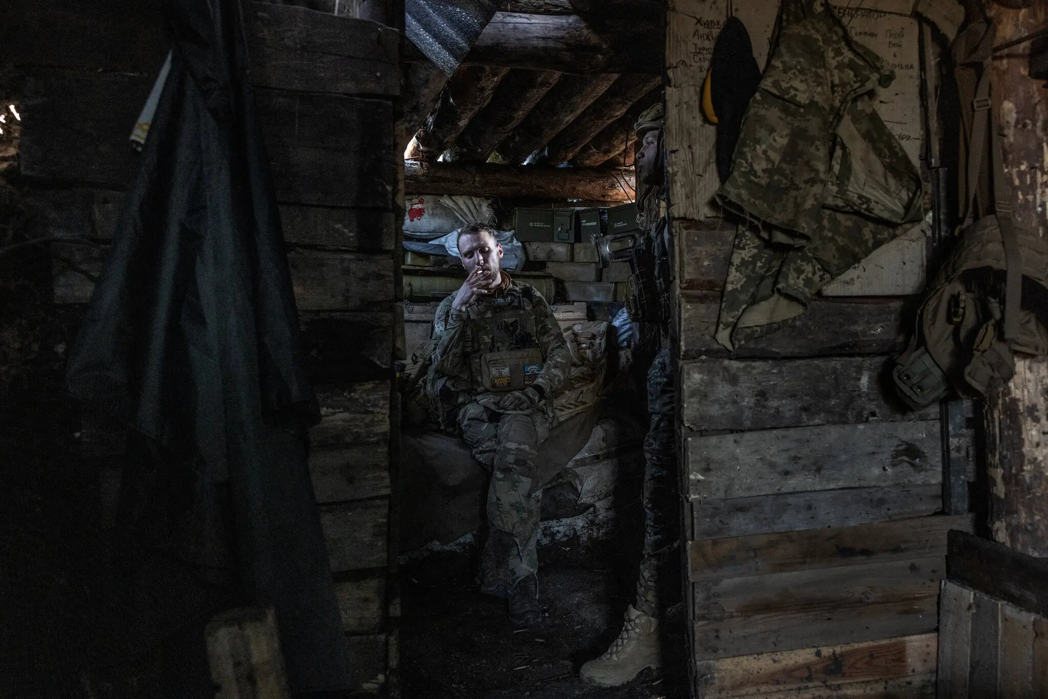 Український військовий із 79-ї бригади курить в окопній системі поблизу міста Мар’їнка на сході Донецької області України, 20 травня